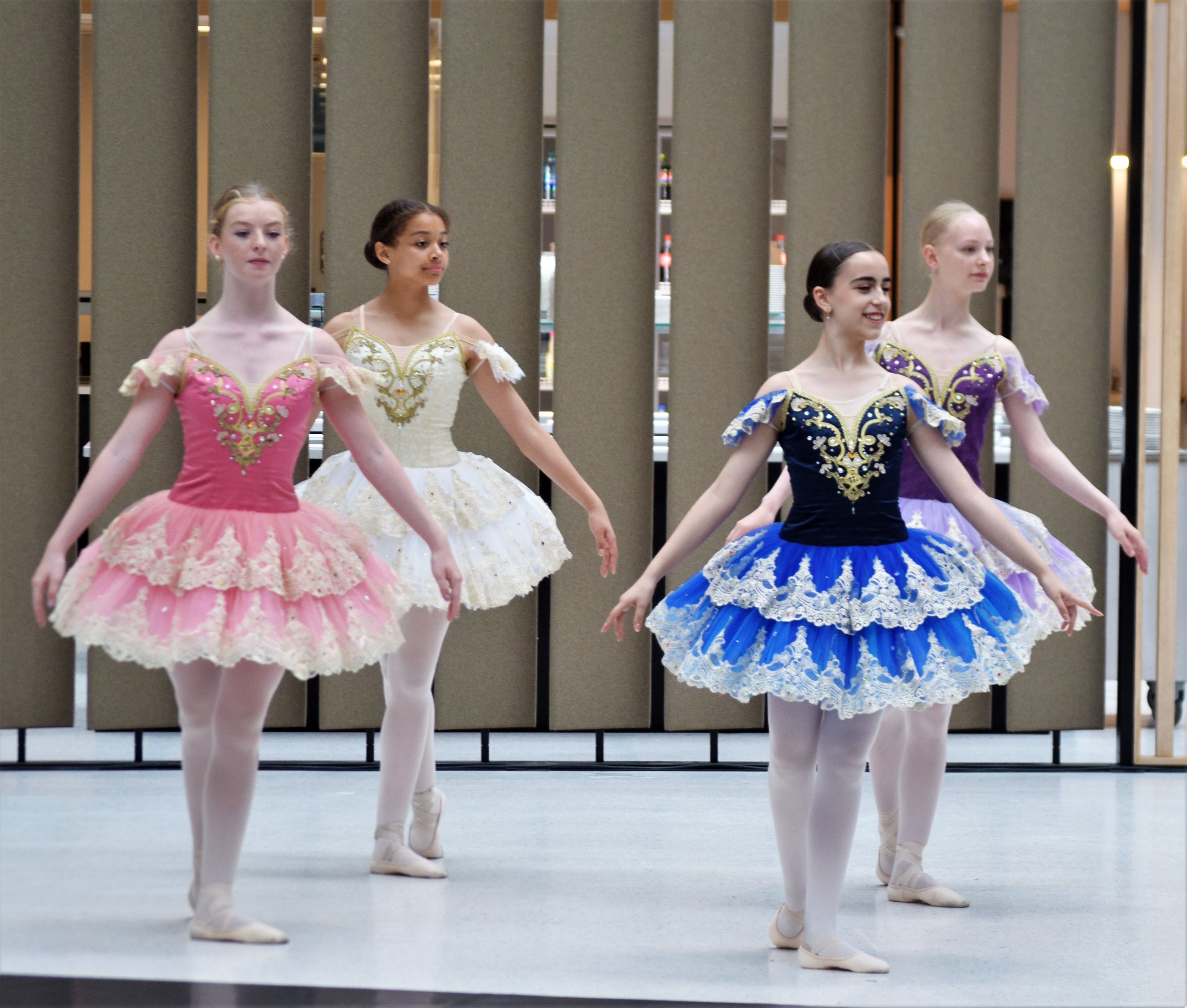 Bilde av fire dansere i kommunegården