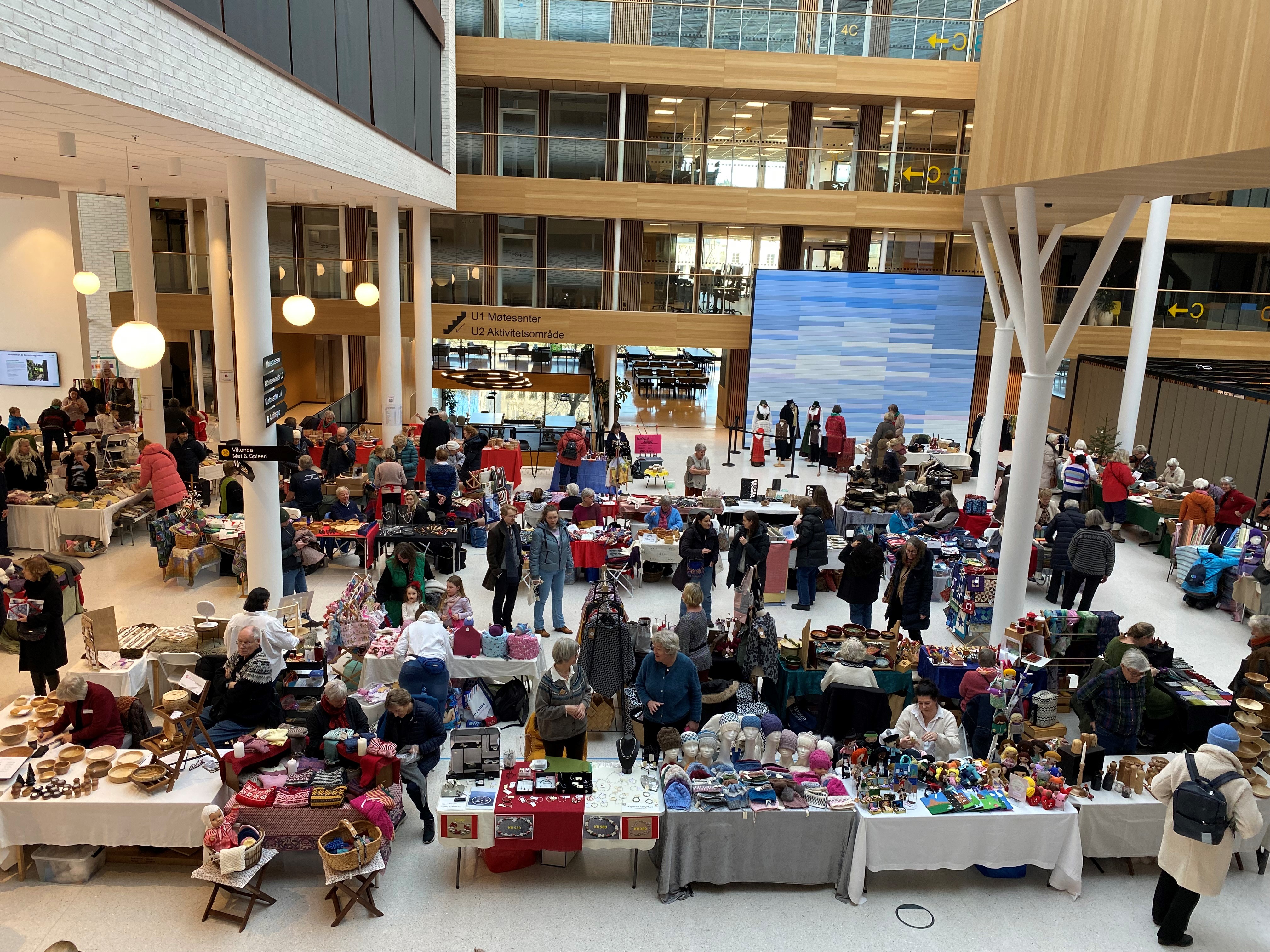 Oversiktsbilde av et julemarked på møteplassen