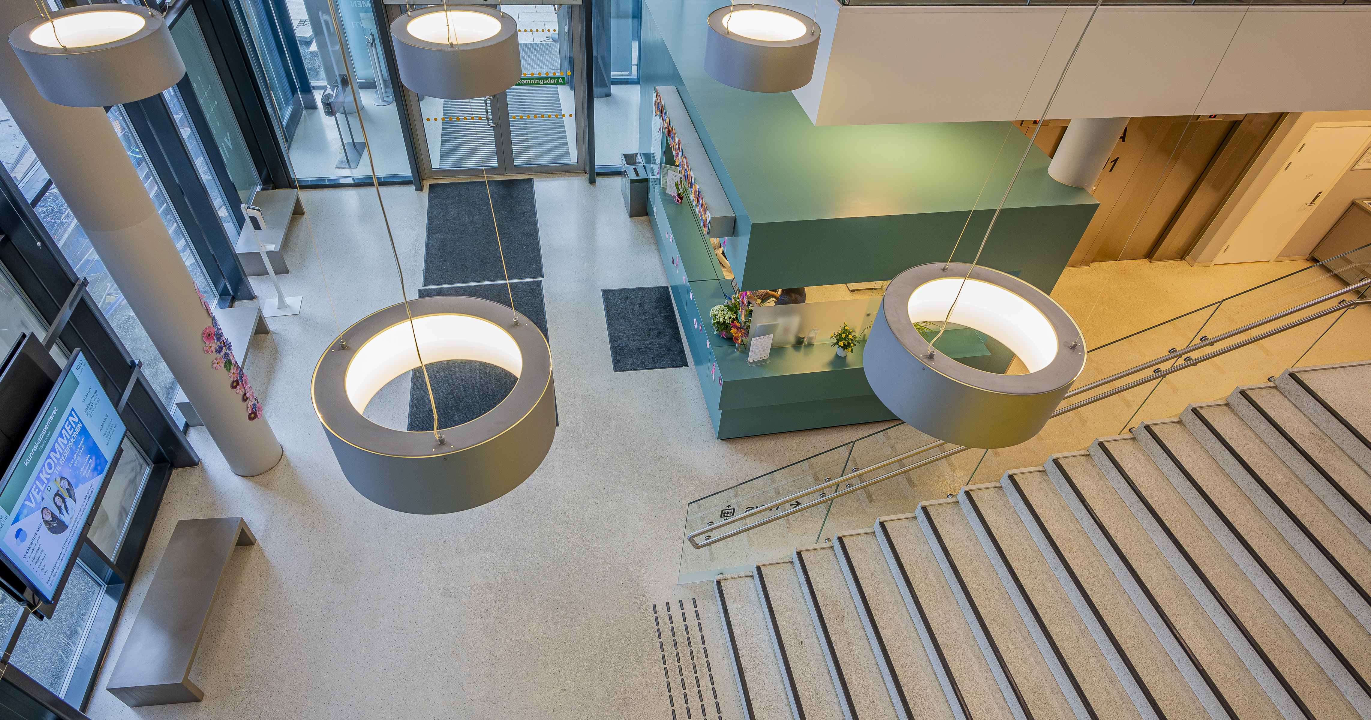 Oversiktsbilde over resepsjonen på Kunnskapssenteret
