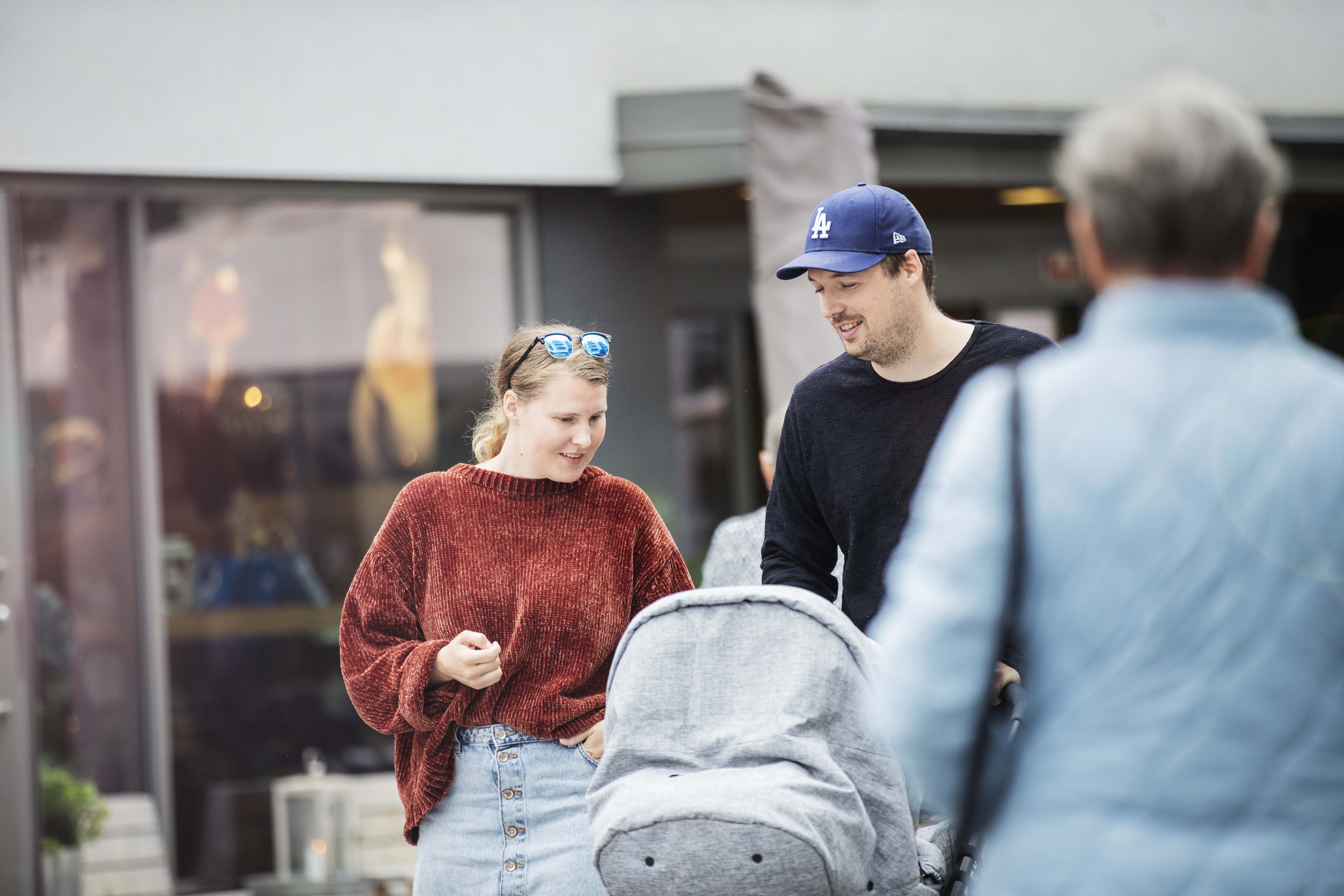 Mann og kvinne med barnevogn