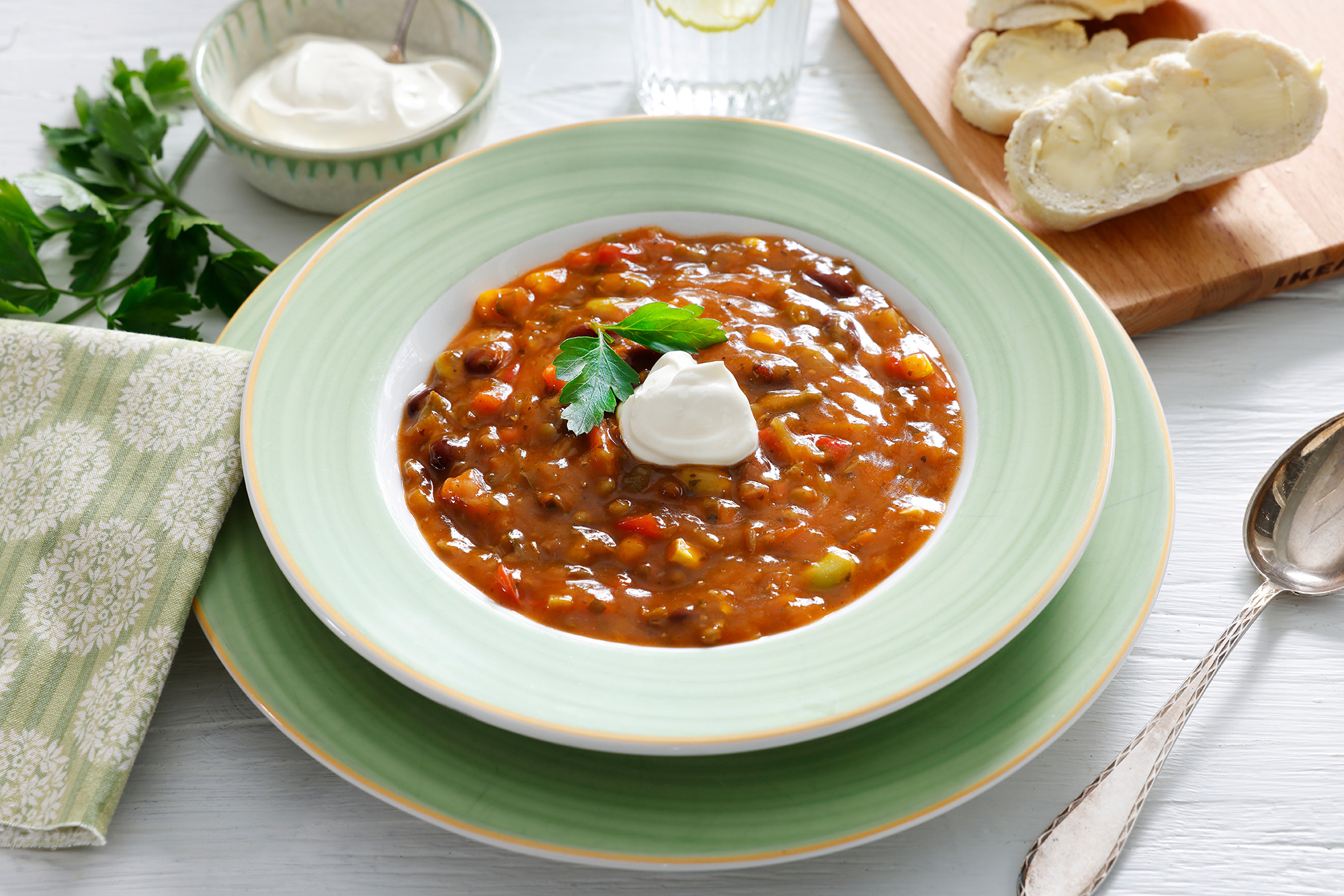 Bønnegryte med rømme og brød