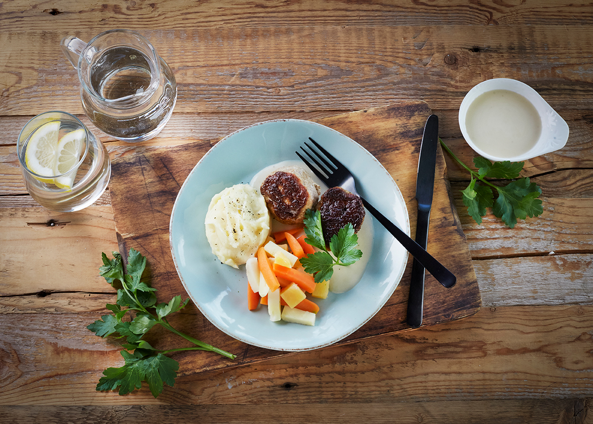 Kalvefrikadeller potetmos sellerisaus