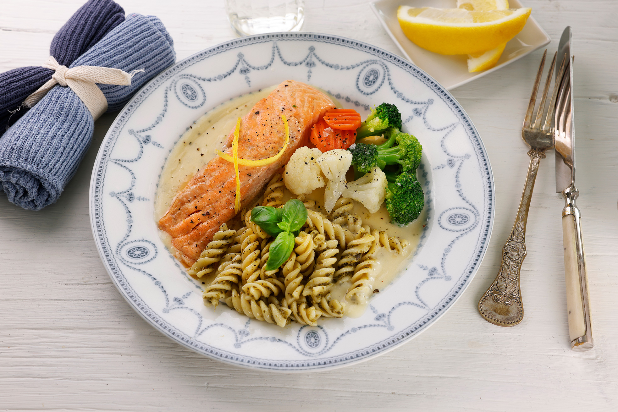Laks med hvitvinssaus, grønnsaker og pasta med pesto