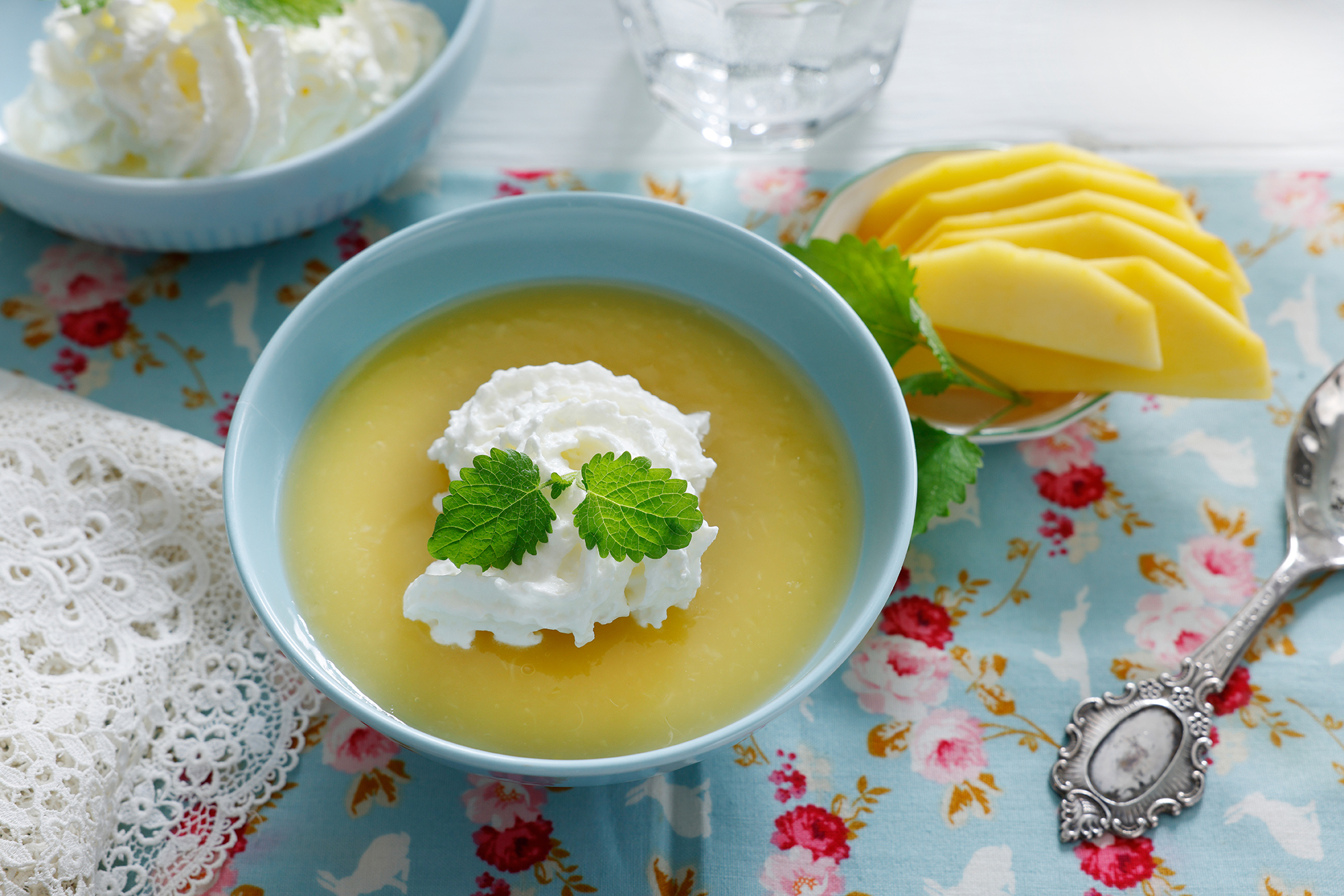 Mango og annanassuppe