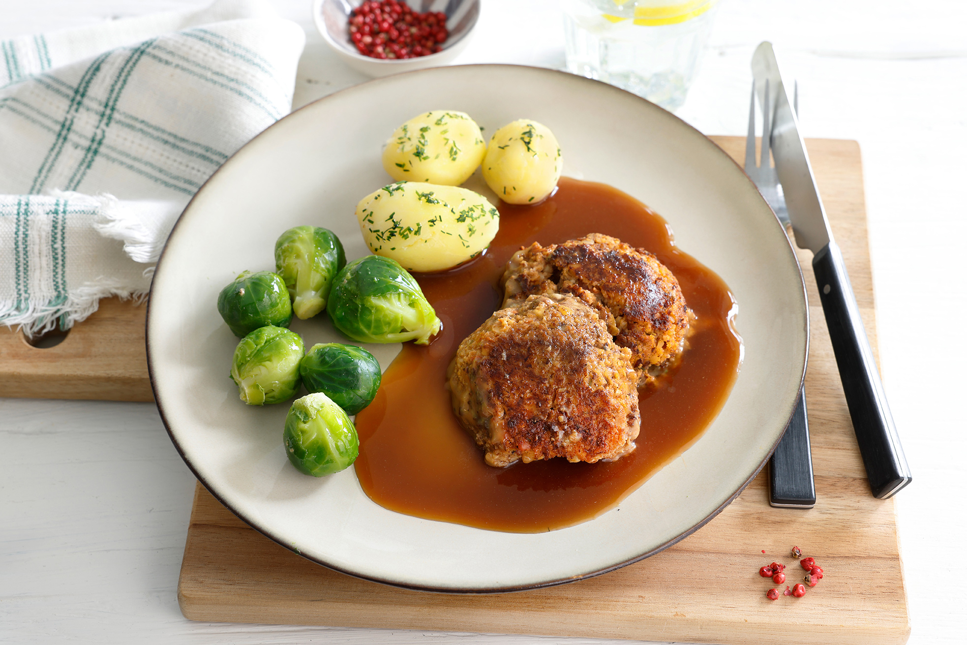 Nøttekaker med saus, grønnsaker og potet