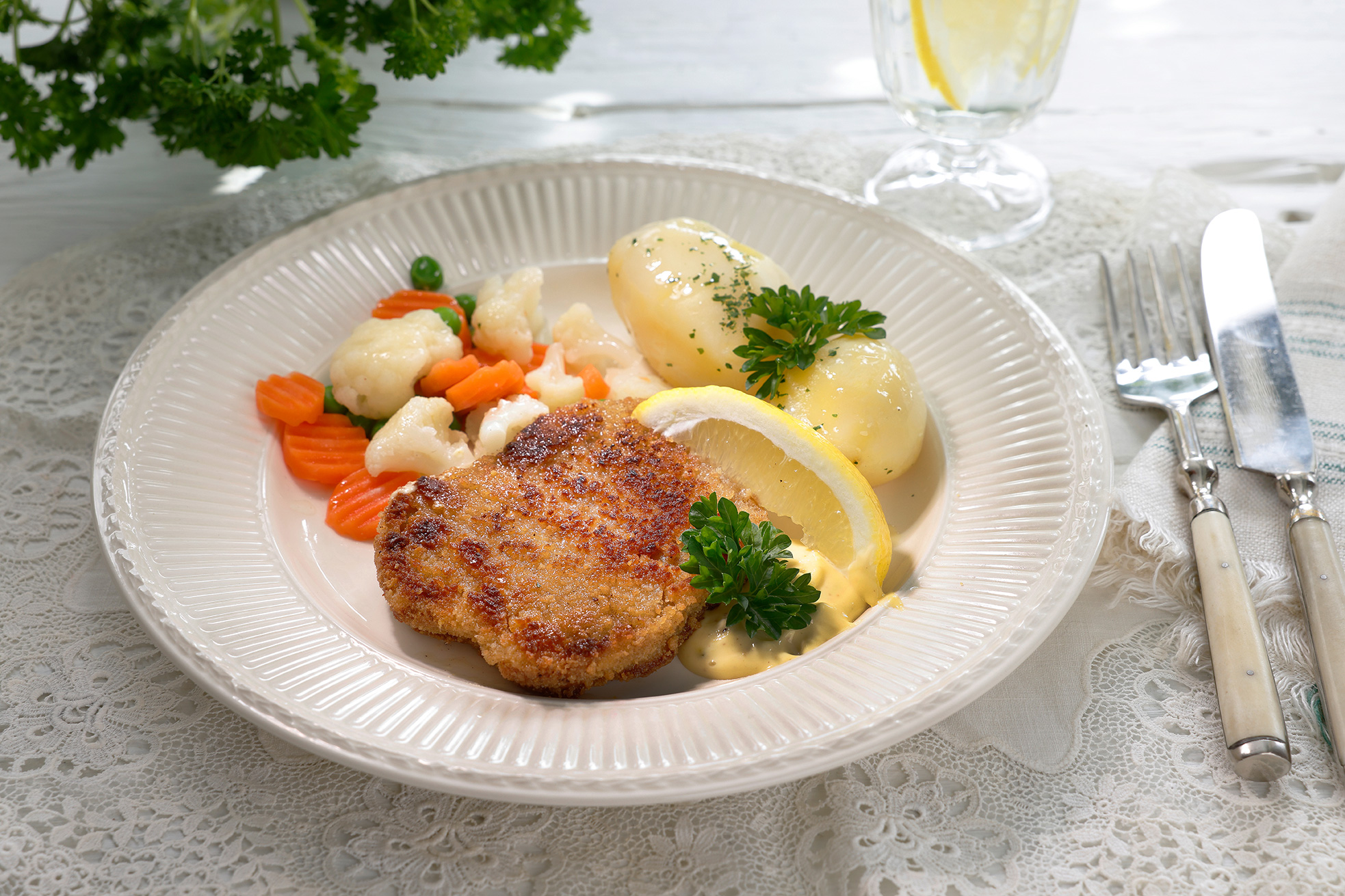 Ostepanett med remulade, grønnsaker og potet