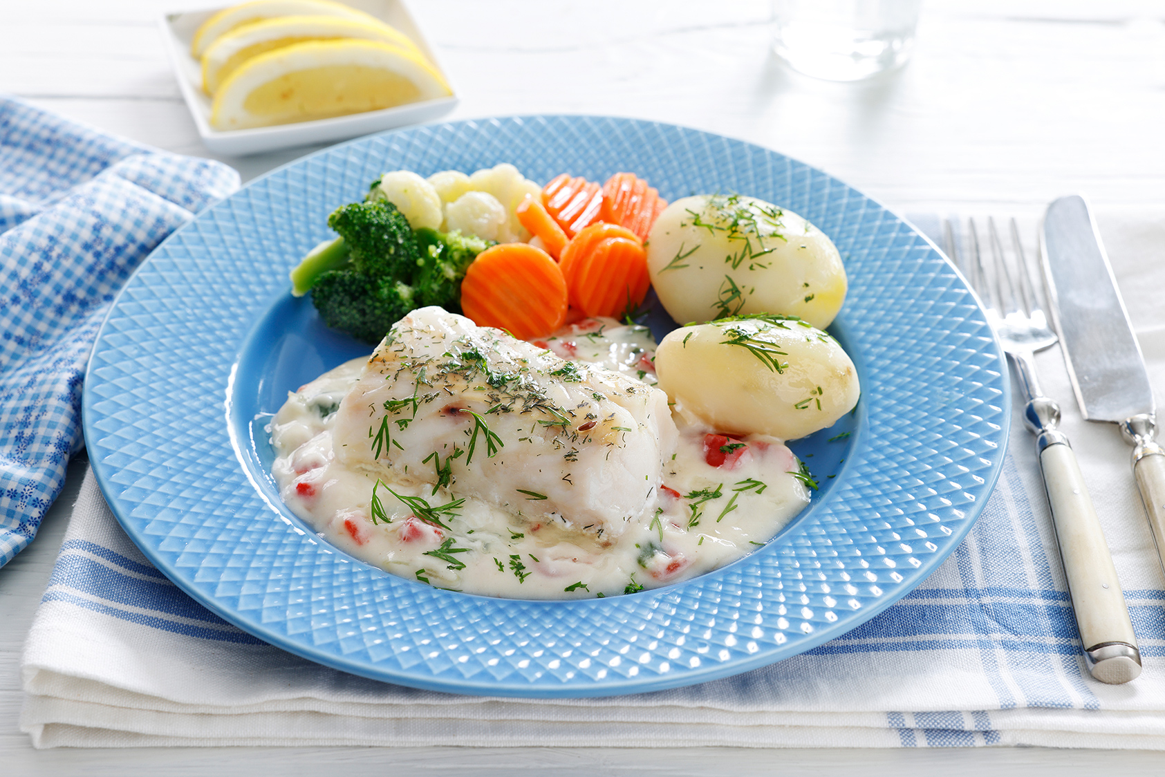 Torsk med ostesaus, grønnsaker og potet